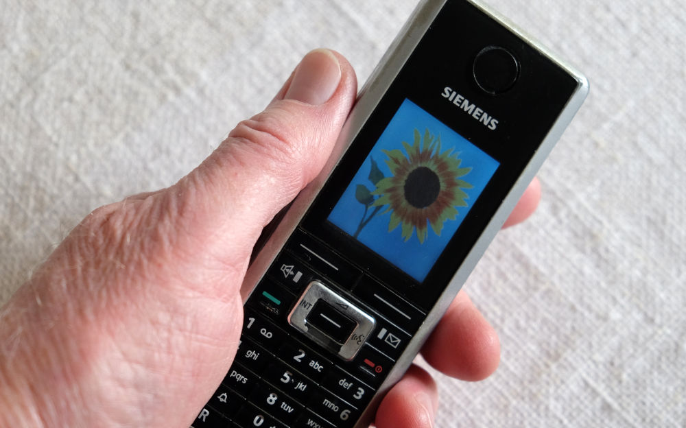 Ein wichtiger Kontakt zum Arzt: Das Telefon (19.10.2020; Foto: Henning Klare)