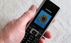 Ein wichtiger Kontakt zum Arzt: Das Telefon (19.10.2020; Foto: Henning Klare)