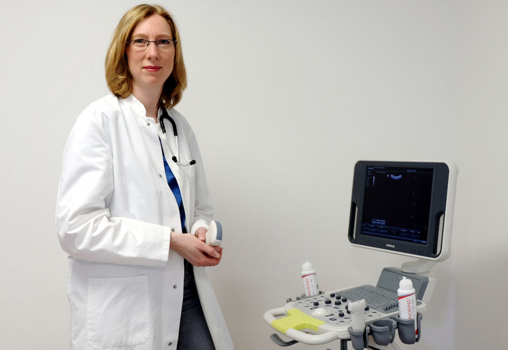 Dr. Klare vor dem modernen Ultraschall-Gerät