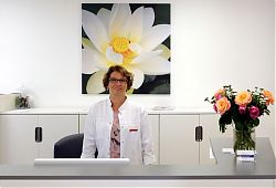 Hausarztpraxis Gievenbeck: Frau von Dewitz-Krebs am Empfang